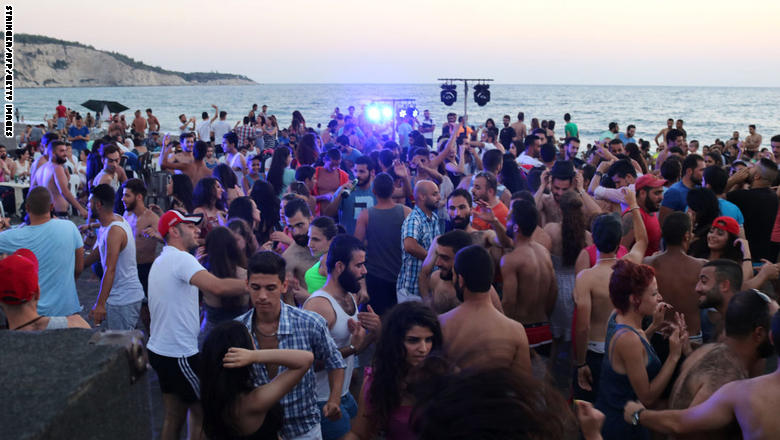 بالصور.. حفلات بشاطئ اللاذقية وقصف بحلب وادلب