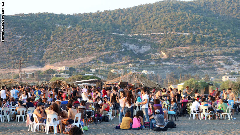 بالصور.. حفلات بشاطئ اللاذقية وقصف بحلب وادلب