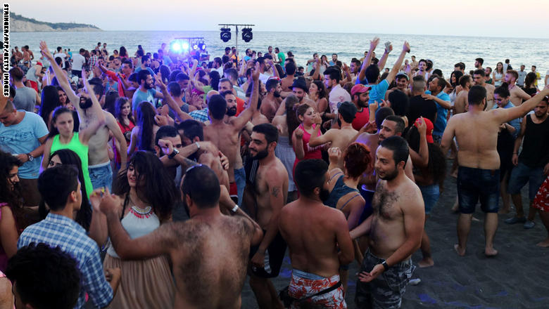 بالصور.. حفلات بشاطئ اللاذقية وقصف بحلب وادلب
