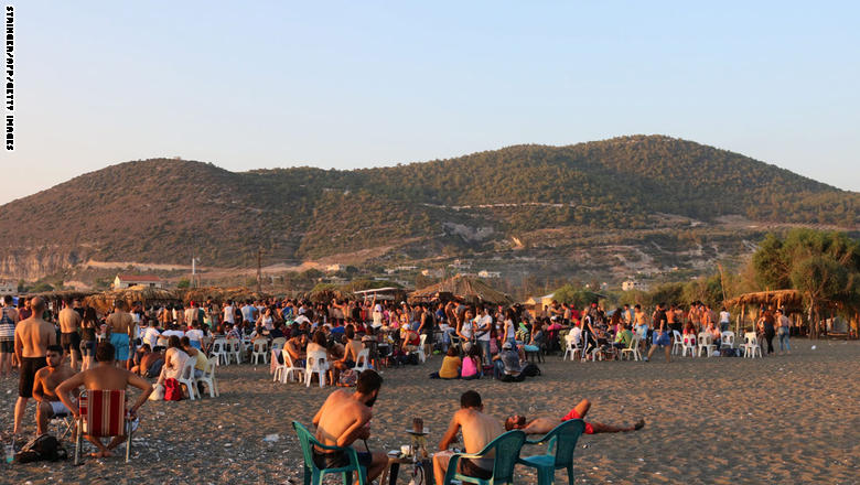 بالصور.. حفلات بشاطئ اللاذقية وقصف بحلب وادلب