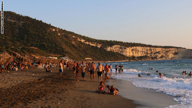 بالصور.. حفلات بشاطئ اللاذقية وقصف بحلب وادلب
