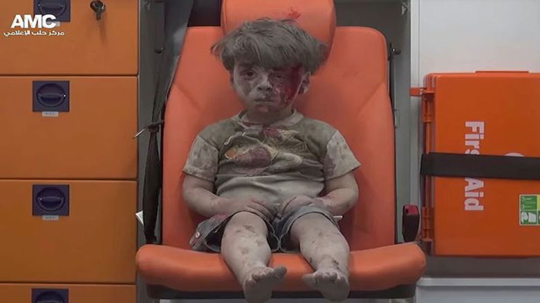 عمران دقنيش.. طفل لفظته الانقاض لتلتقطه الكاميرات (صور)