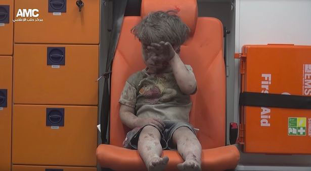 عمران دقنيش.. طفل لفظته الانقاض لتلتقطه الكاميرات (صور)