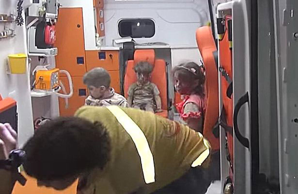 عمران دقنيش.. طفل لفظته الانقاض لتلتقطه الكاميرات (صور)