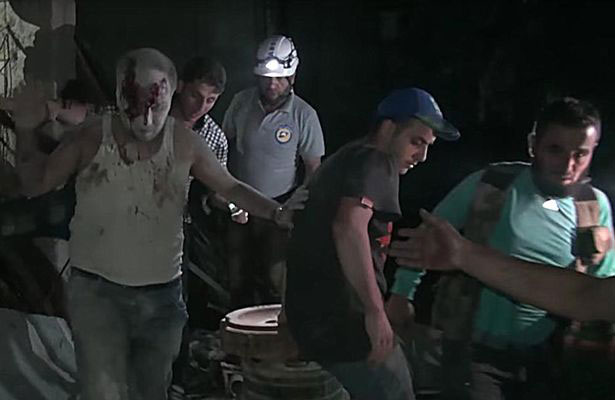 عمران دقنيش.. طفل لفظته الانقاض لتلتقطه الكاميرات (صور)