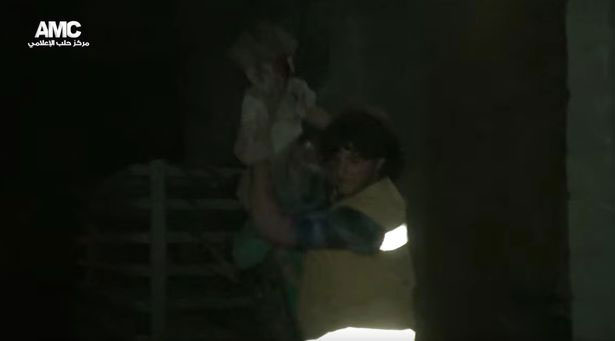 عمران دقنيش.. طفل لفظته الانقاض لتلتقطه الكاميرات (صور)