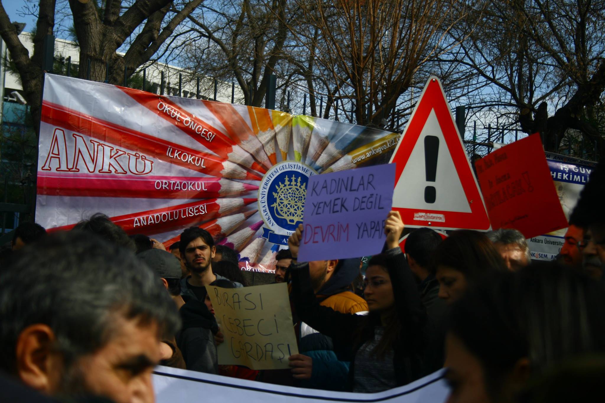 Li Enqerê zextên li ser xwendekaran hatin şermezarkirin