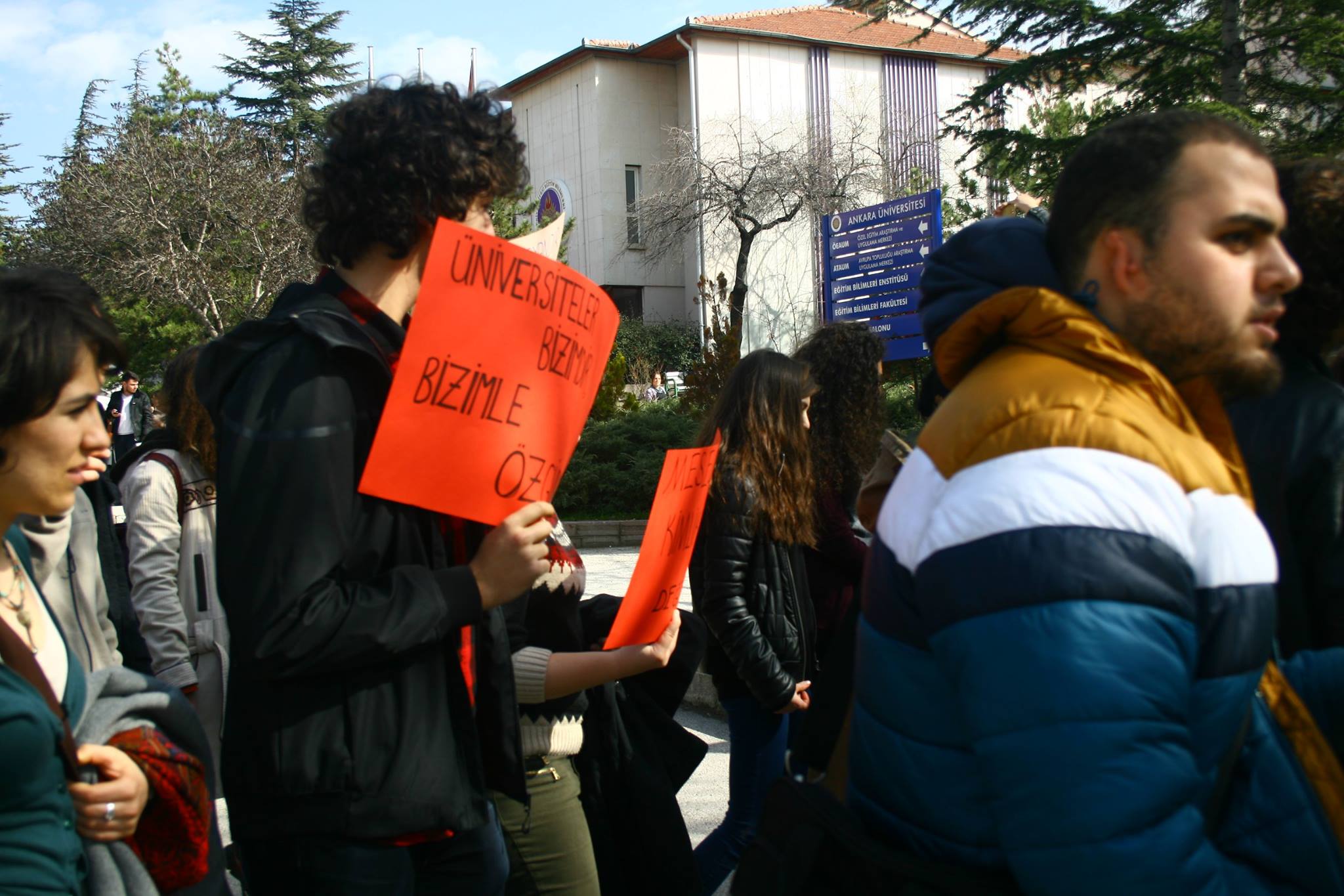 Li Enqerê zextên li ser xwendekaran hatin şermezarkirin