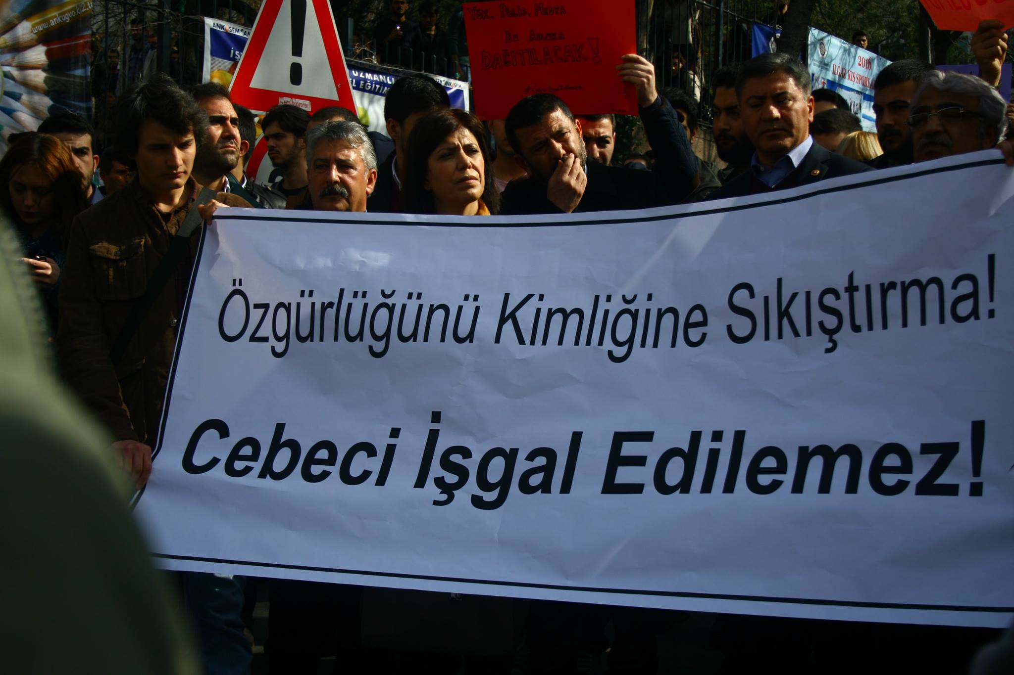 Li Enqerê zextên li ser xwendekaran hatin şermezarkirin