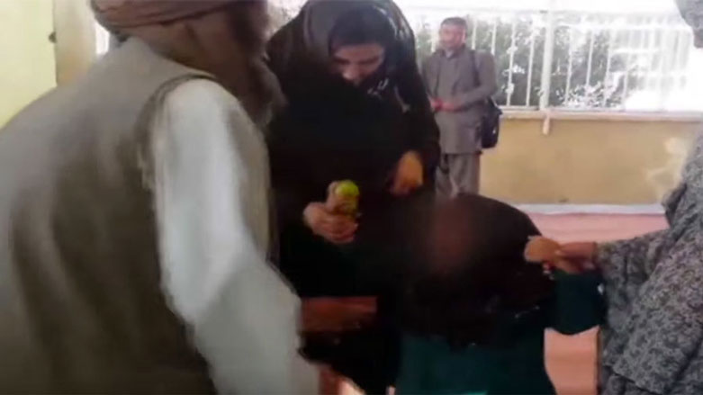 باوكێك‌ كچه‌ شه‌ش ساڵه‌كه‌ی‌ به‌رامبه‌ر بزنێك به‌ مه‌لایه‌ك فرۆشتووه‌