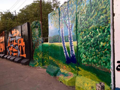 بالصور.. عراقيون يحولون الكتل الخرسانية الى لوحات فنية