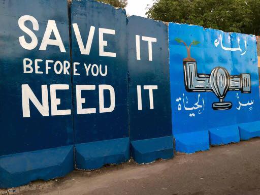 بالصور.. عراقيون يحولون الكتل الخرسانية الى لوحات فنية