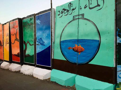 بالصور.. عراقيون يحولون الكتل الخرسانية الى لوحات فنية