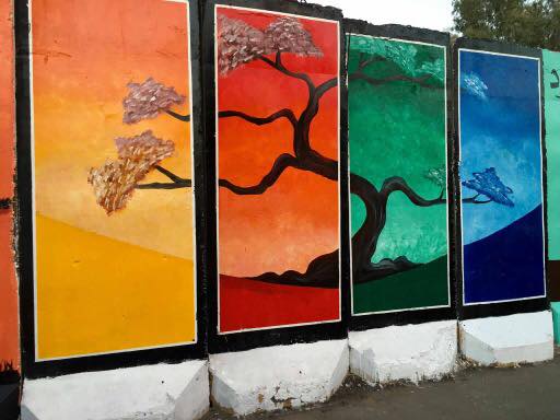 بالصور.. عراقيون يحولون الكتل الخرسانية الى لوحات فنية