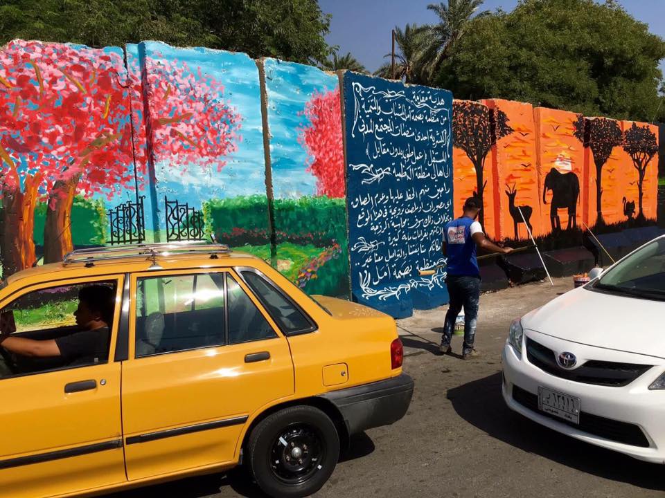 بالصور.. عراقيون يحولون الكتل الخرسانية الى لوحات فنية
