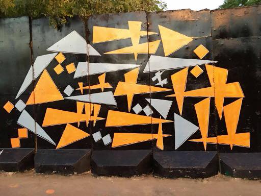 بالصور.. عراقيون يحولون الكتل الخرسانية الى لوحات فنية