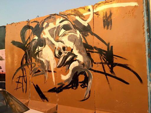 بالصور.. عراقيون يحولون الكتل الخرسانية الى لوحات فنية