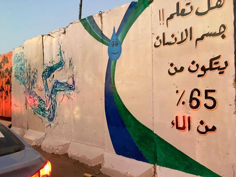 بالصور.. عراقيون يحولون الكتل الخرسانية الى لوحات فنية