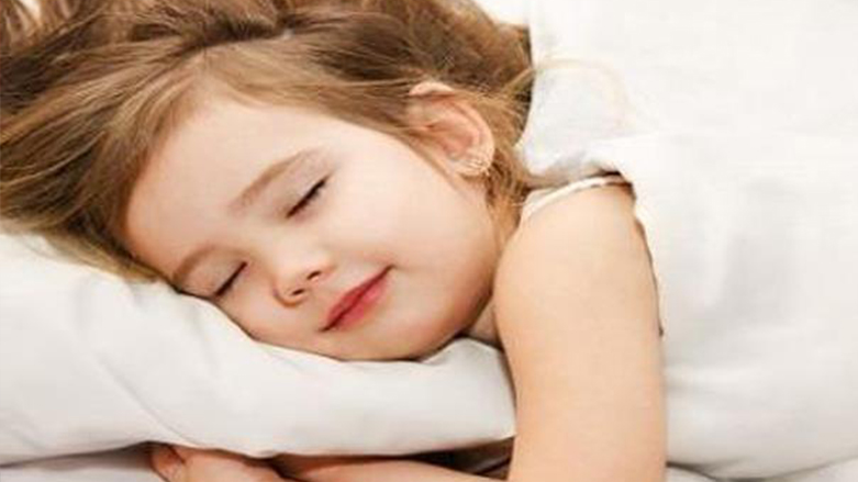 دراسة امريكية: نوم الاطفال مبكرا يحميهم من البدانة