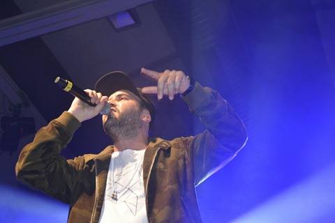 Berlîn: Rapperan bo piştgiriya zarokên Kurd strandin