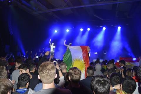 Berlîn: Rapperan bo piştgiriya zarokên Kurd strandin