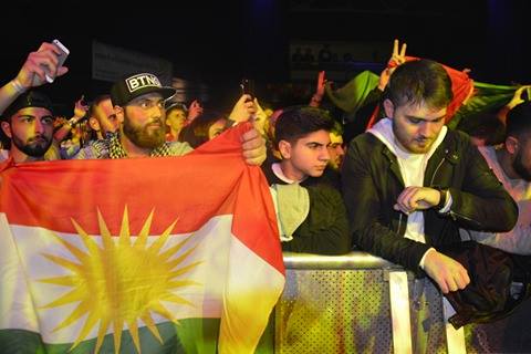 Berlîn: Rapperan bo piştgiriya zarokên Kurd strandin