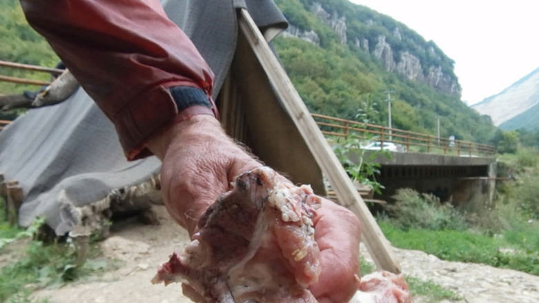 بۆ ماوه‌ی 10 ساڵه‌ له‌ ئه‌شكه‌وتێكدا ده‌ژیت