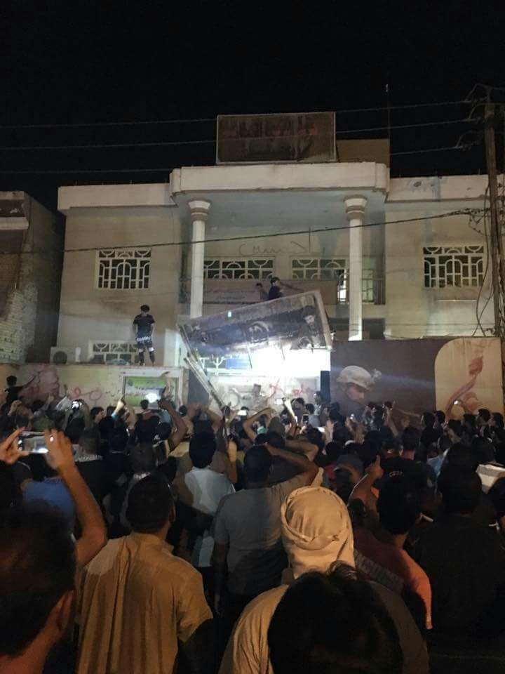 عراقيون من مختلف المحافظات الجنوبية والوسطى يغلقون مقار احزاب السلطة بـ