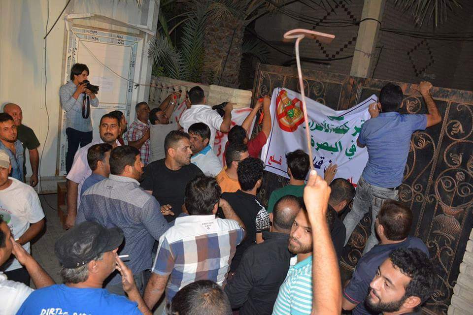 عراقيون من مختلف المحافظات الجنوبية والوسطى يغلقون مقار احزاب السلطة بـ