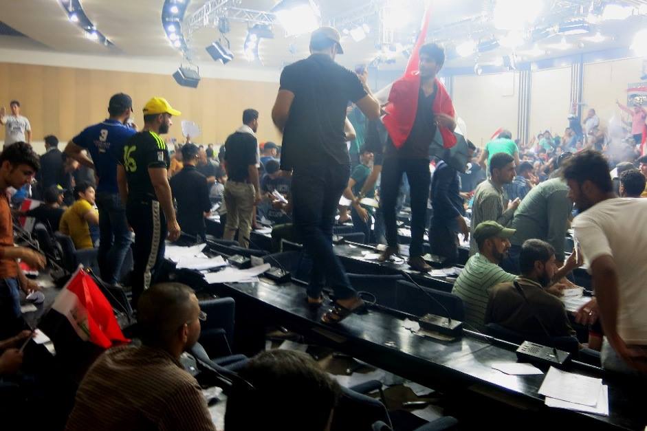 لحظة اقتحام البرلمان العراقي - تصوير: خليل المرشدي