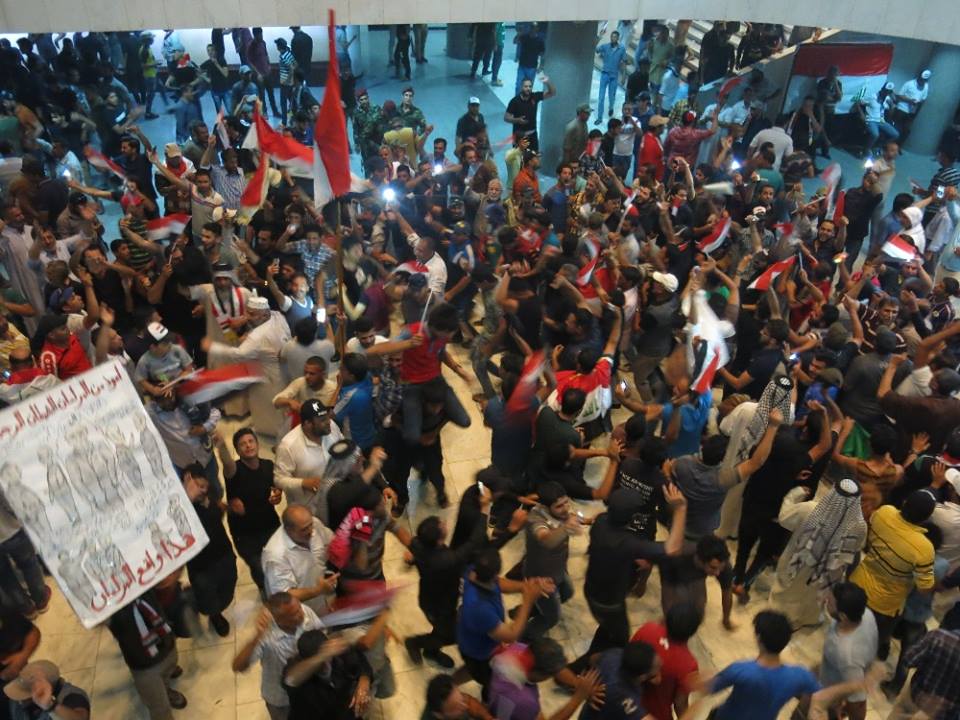 لحظة اقتحام البرلمان العراقي - تصوير: خليل المرشدي