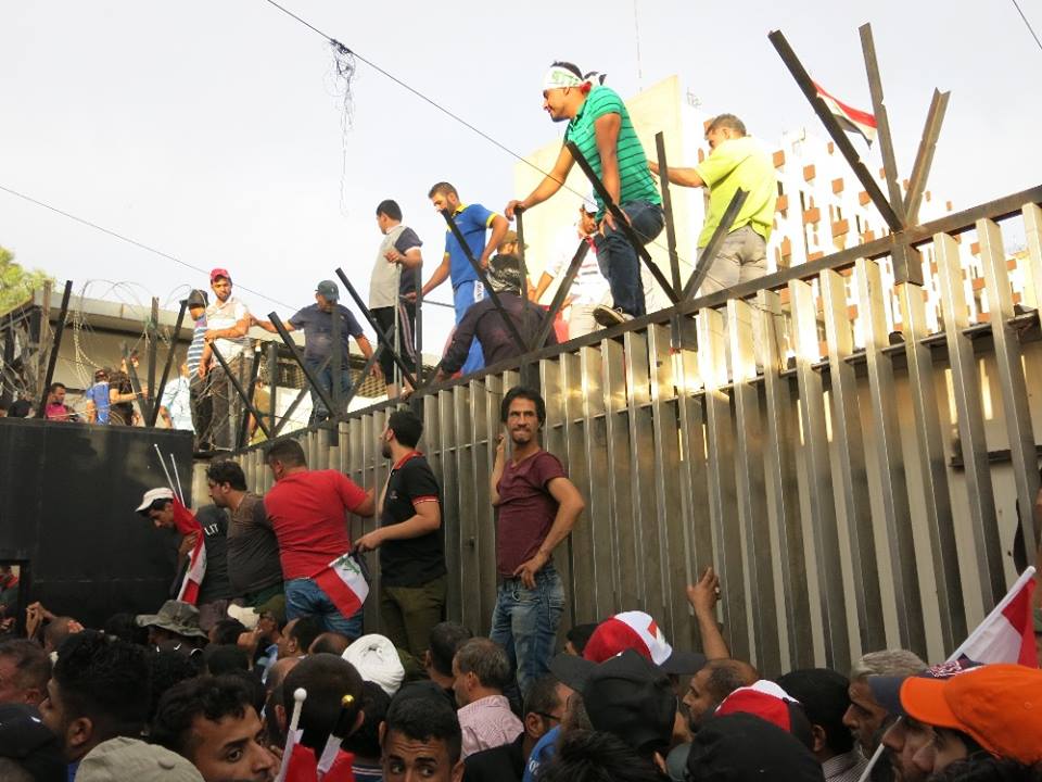 لحظة اقتحام البرلمان العراقي - تصوير: خليل المرشدي