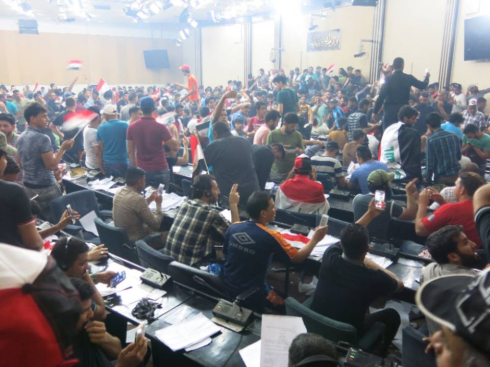 لحظة اقتحام البرلمان العراقي - تصوير: خليل المرشدي