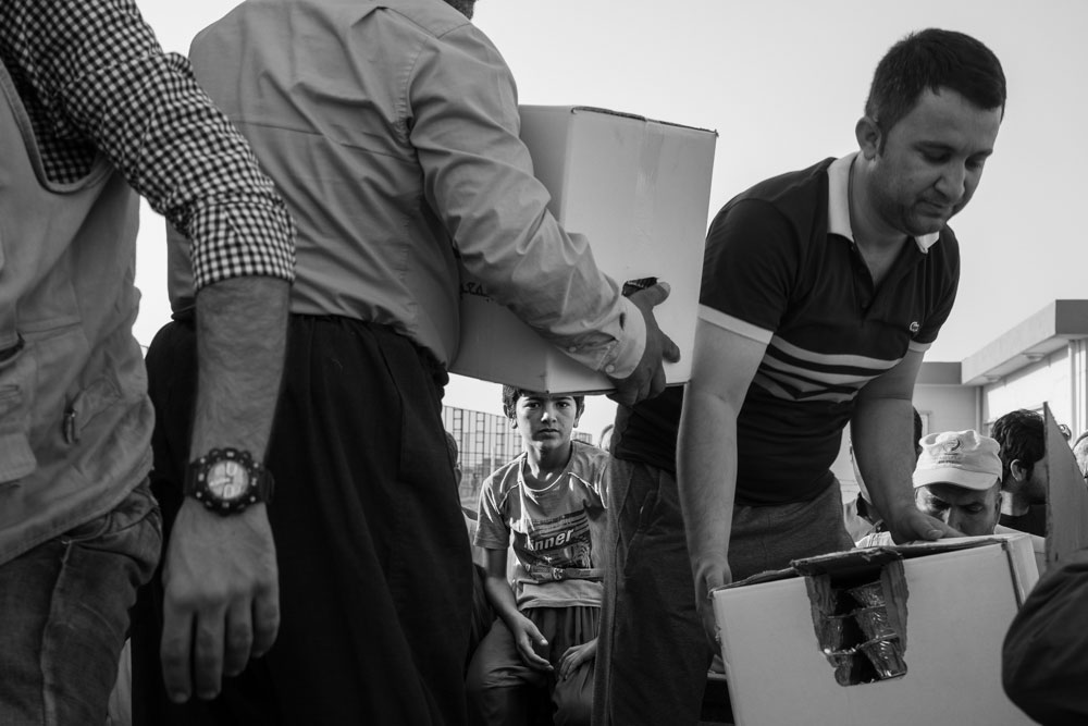 نازحون يتلقون اغاثات انسانية في مخيم ديبكة – تصوير: الكساندر افونسو – كوردستان24