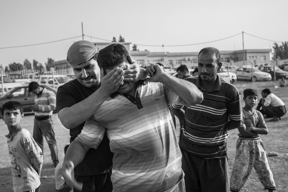 نازحون يتلقون اغاثات انسانية في مخيم ديبكة – تصوير: الكساندر افونسو – كوردستان24