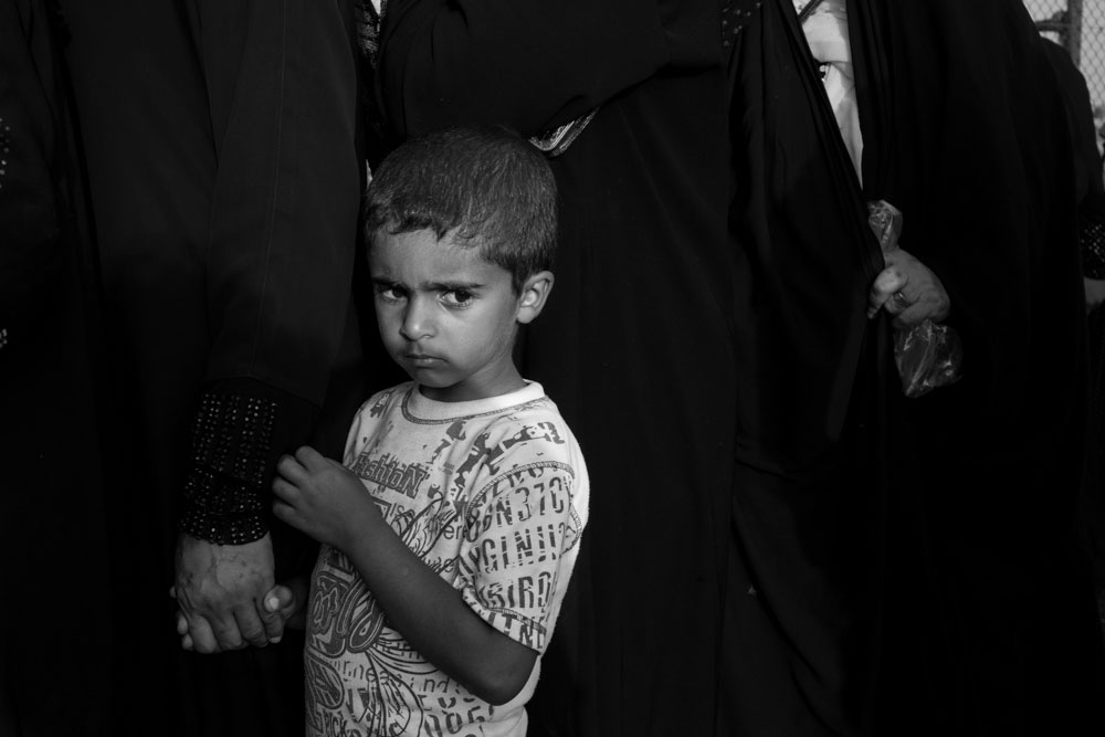 نازحون يتلقون اغاثات انسانية في مخيم ديبكة – تصوير: الكساندر افونسو – كوردستان24