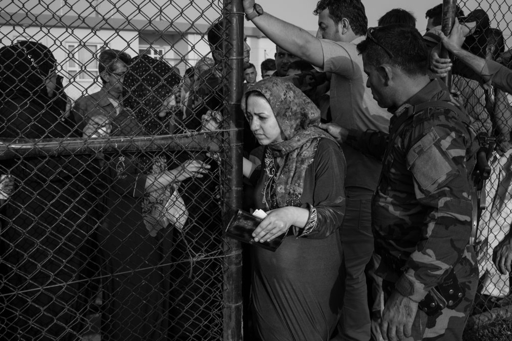 نازحون يتلقون اغاثات انسانية في مخيم ديبكة – تصوير: الكساندر افونسو – كوردستان24