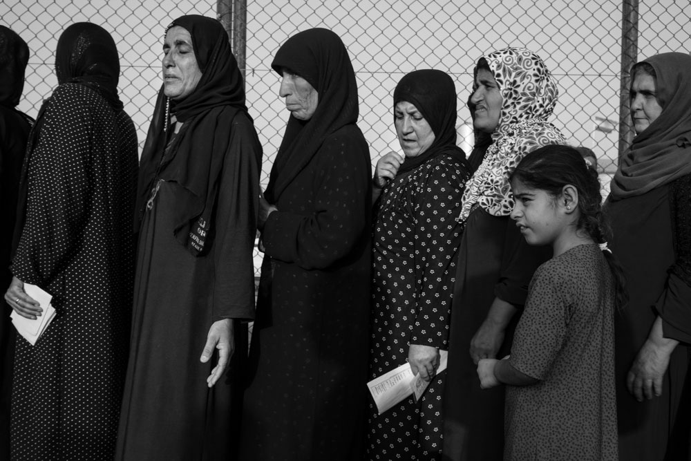 نازحون يتلقون اغاثات انسانية في مخيم ديبكة – تصوير: الكساندر افونسو – كوردستان24