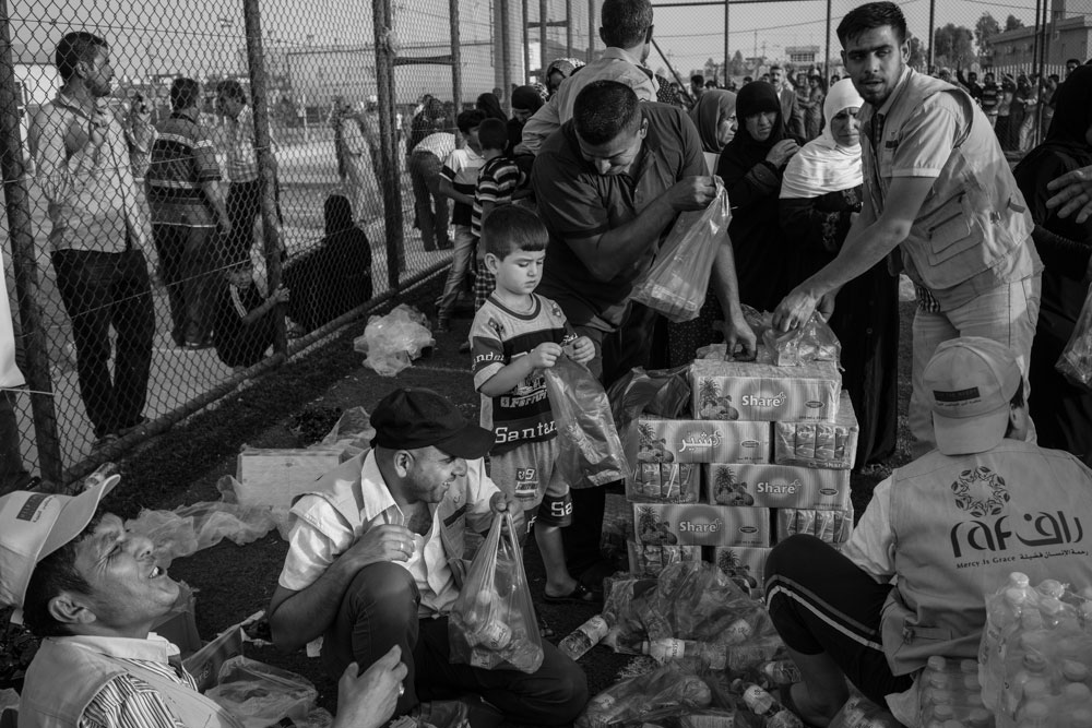 نازحون يتلقون اغاثات انسانية في مخيم ديبكة – تصوير: الكساندر افونسو – كوردستان24