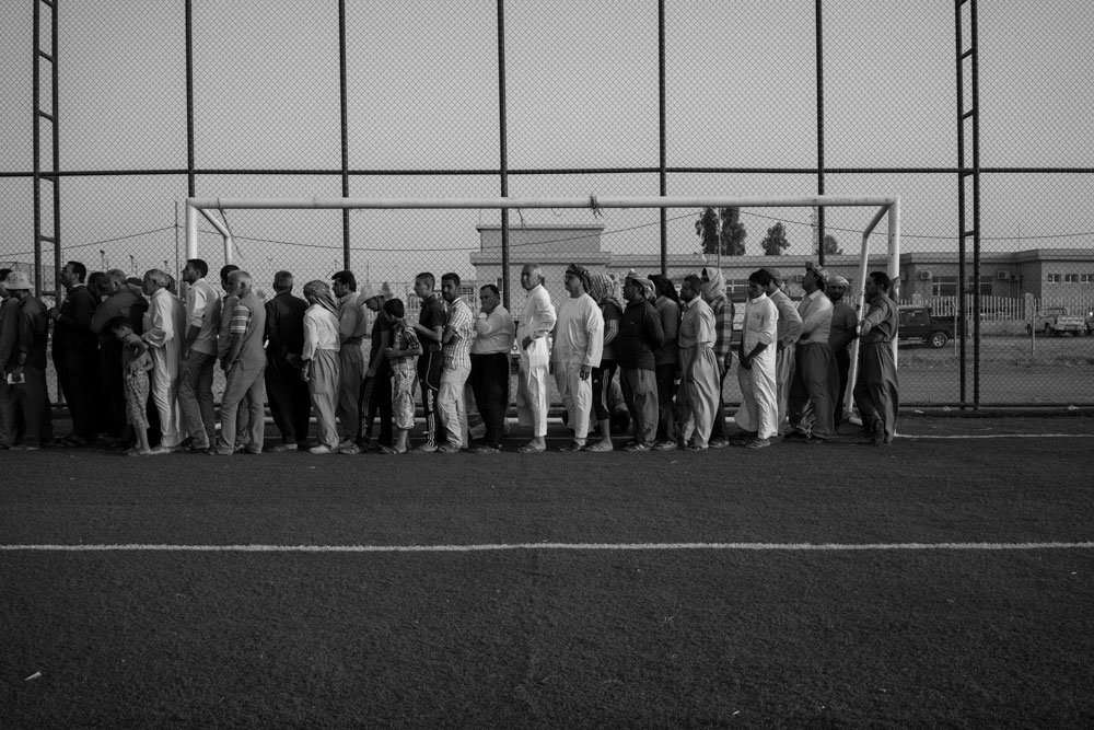 نازحون يتلقون اغاثات انسانية في مخيم ديبكة – تصوير: الكساندر افونسو – كوردستان24