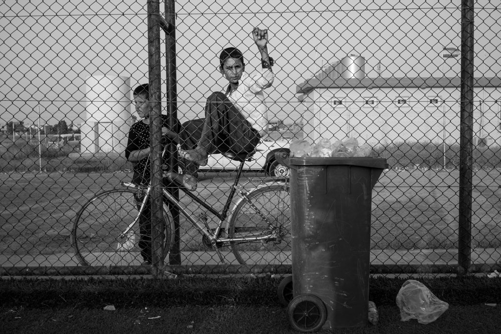 نازحون يتلقون اغاثات انسانية في مخيم ديبكة – تصوير: الكساندر افونسو – كوردستان24