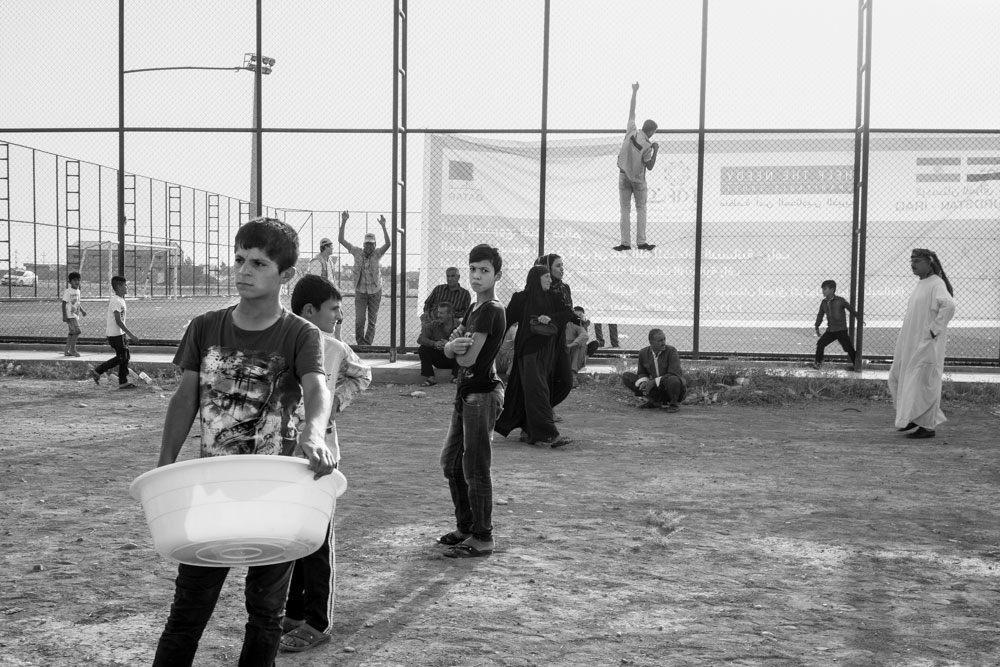 نازحون يتلقون اغاثات انسانية في مخيم ديبكة – تصوير: الكساندر افونسو – كوردستان24