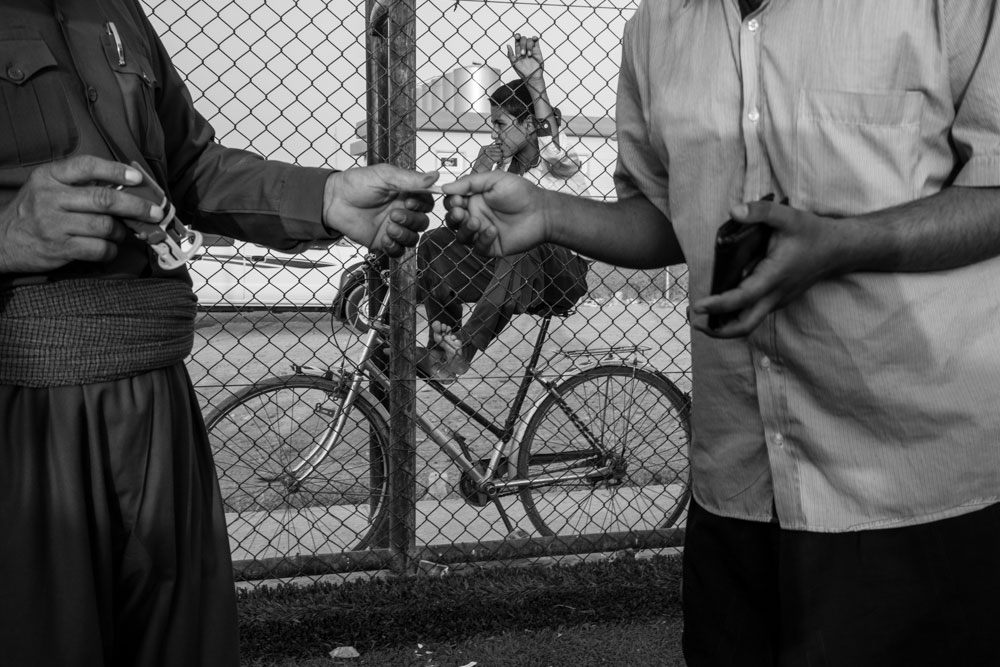 نازحون يتلقون اغاثات انسانية في مخيم ديبكة – تصوير: الكساندر افونسو – كوردستان24