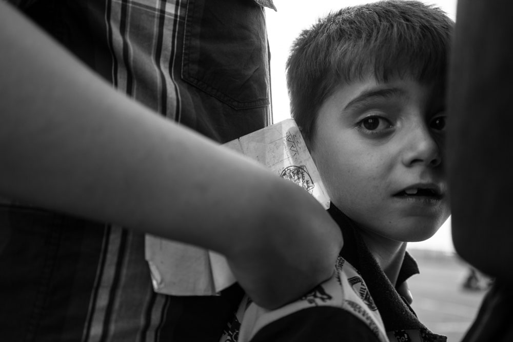 نازحون يتلقون اغاثات انسانية في مخيم ديبكة – تصوير: الكساندر افونسو – كوردستان24