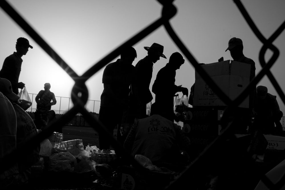 نازحون يتلقون اغاثات انسانية في مخيم ديبكة – تصوير: الكساندر افونسو – كوردستان24