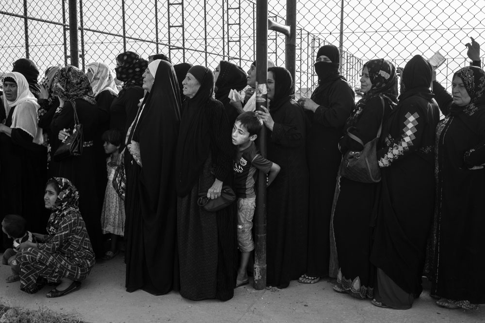 نازحون يتلقون اغاثات انسانية في مخيم ديبكة – تصوير: الكساندر افونسو – كوردستان24