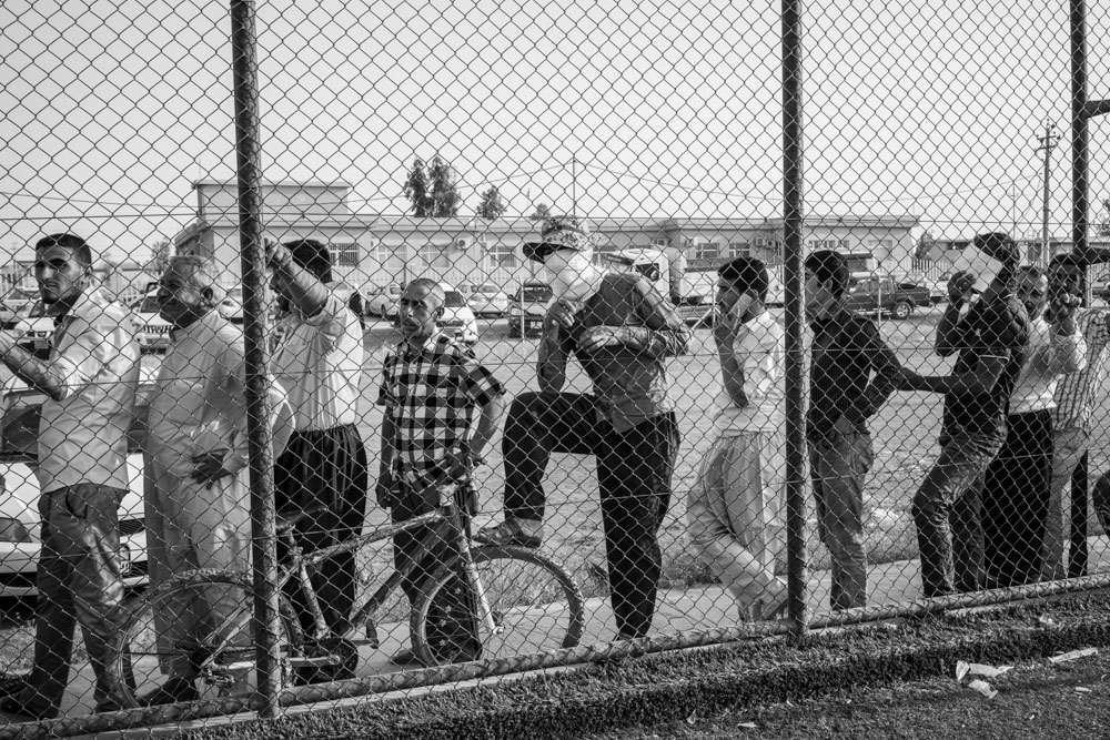 نازحون يتلقون اغاثات انسانية في مخيم ديبكة – تصوير: الكساندر افونسو – كوردستان24