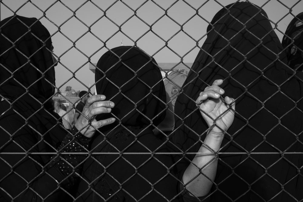 نازحون يتلقون اغاثات انسانية في مخيم ديبكة – تصوير: الكساندر افونسو – كوردستان24