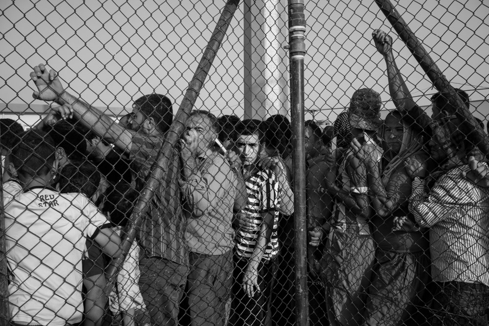 نازحون يتلقون اغاثات انسانية في مخيم ديبكة – تصوير: الكساندر افونسو – كوردستان24