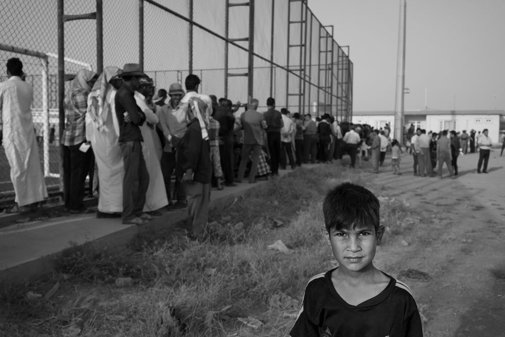 نازحون يتلقون اغاثات انسانية في مخيم ديبكة – تصوير: الكساندر افونسو – كوردستان24